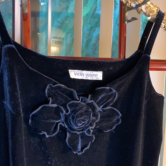 VICKY VALERE top - Picture 2 of 5